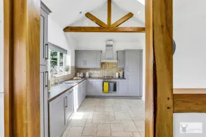 Comfortable 3-Bed Dormer Bungalow Family & Business Friendly - Image 2