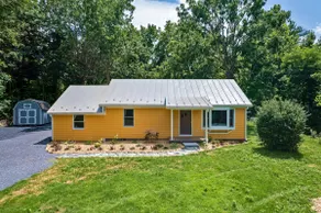 Cozy European Cottage at Lake near SNP entrance - Image 3