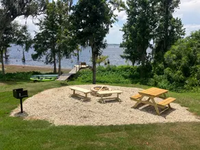 Lake Front Studio Style Cottage with EV Charger - Image 4