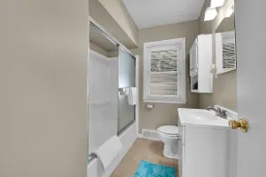 convenient Home Near DT Royal Oak Zoo Beaumont - Image 5