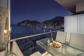 Emporios Elite Seafront Apartment - Image 2
