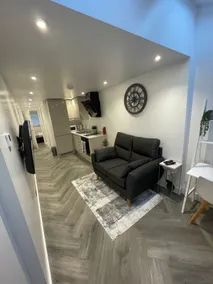 Stylish & Cosy 1 Bed Apartment - Image 4