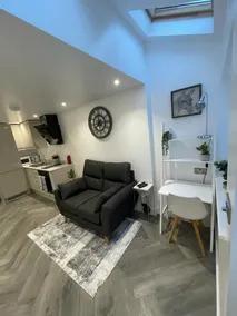 Stylish & Cosy 1 Bed Apartment - Image 2