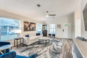 *5 min. walk to Downtown McKinney* & Pet friendly! - Image 4