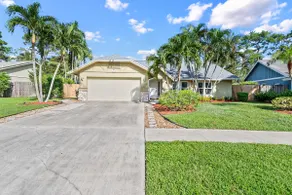 King-bed Secluded Pool home - Image 5