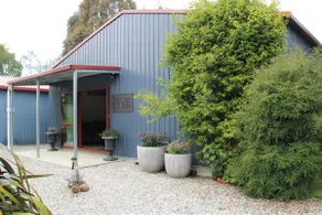 The Shed Guesthouse - Image 2
