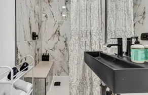 Chic & Vibrant Dtwn Apartment - Image 5