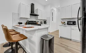 Chic & Vibrant Dtwn Apartment - Image 4