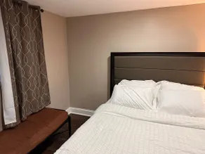 Vibrant 2BR Apt 8 min to JFK & 5 min to Mall. - Image 5