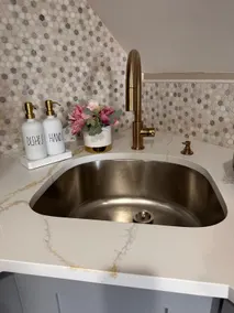 Vibrant 2BR Apt 8 min to JFK & 5 min to Mall. - Image 3