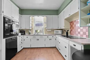 Historical Apartment w/ Whirlpool Tub - Image 5