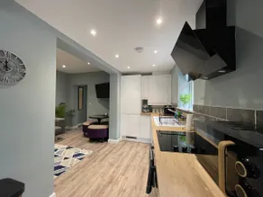 Ground‑Floor 3‑Bed Spondon Apt | Modern Stay - Image 2