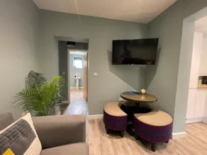 Ground‑Floor 3‑Bed Spondon Apt | Modern Stay - Image 3