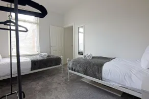 Modern Liverpool Stay – 5 Min LFC, 10 Min City - Image 5