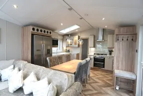 Luxury Lodge Caravan w/ Hot Tub - Image 3