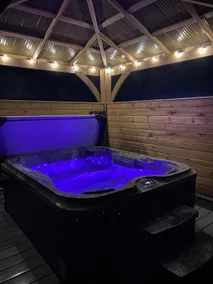 Luxury Lodge Caravan w/ Hot Tub - Image 2