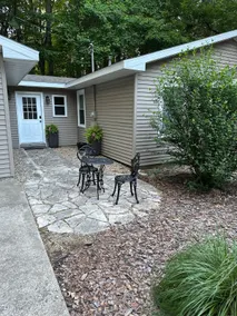 Updated cottage in woods, secluded yet central - Image 3