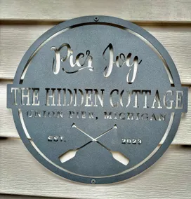 Updated cottage in woods, secluded yet central - Image 2