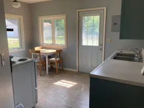Lake access. Full private home. Cozy Beach Cottage - Image 3