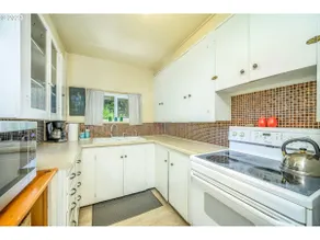 Little Red House - Image 4