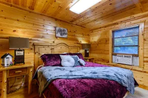 Pondfront Treehouse, Centrally Located, Hot Tub - Image 4