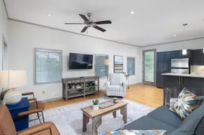 Spacious Condo steps from The Square - Image 2