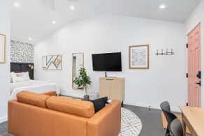 Backyard guest suite near downtown - Image 3