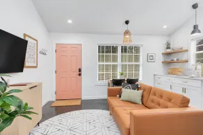 Backyard guest suite near downtown - Image 2