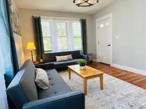 Cozy & Modern 2 Bedroom House - Free Parking ! - Image 3