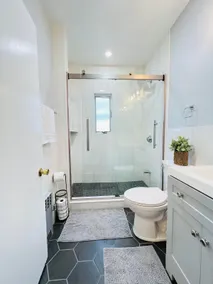 Cozy & Modern 2 Bedroom House - Free Parking ! - Image 5