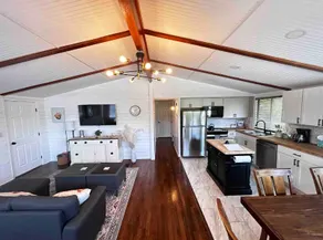 8th Street Haven - 3 bedroom House in DT Hamilton - Image 2
