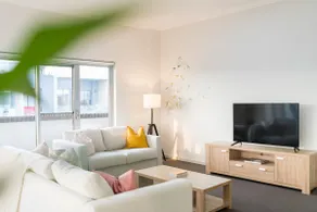 Spacious 2 Bedroom Flat In Wolli Creek - Image 2