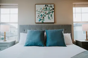 Light-Filled Oasis: Modern & Comfortable - Image 3