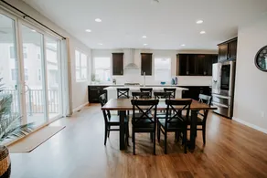Light-Filled Oasis: Modern & Comfortable - Image 5