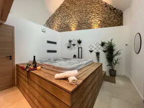 Private Cathedral Jacuzzi 7m - Romantic Haven - Image 4