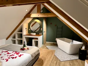 Private Cathedral Jacuzzi 7m - Romantic Haven - Image 2