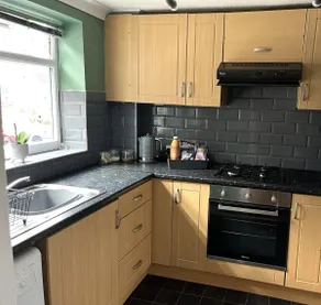Claygate Place - Entire 2 Bed House, Off Street Parking - Perfect For Holiday Breaks or Contractors - Image 2
