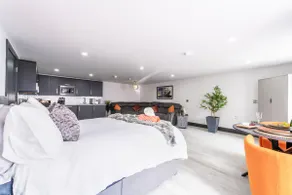 Bushmills Luxurious Market Sq Apt 3 - Image 4