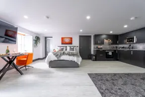 Bushmills Luxurious Market Sq Apt 3 - Image 2