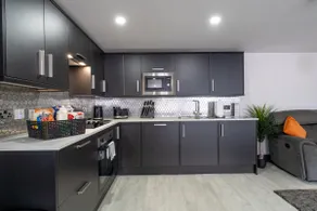 Bushmills Luxurious Market Sq Apt 3 - Image 3
