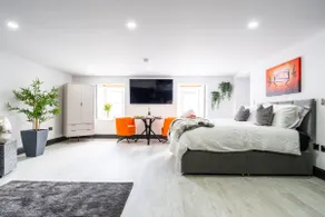 Bushmills Luxurious Market Sq Apt 3 - Image 5