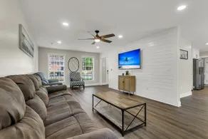 Newly Renovated Charleston Colonial Sleeps 10 - Image 4
