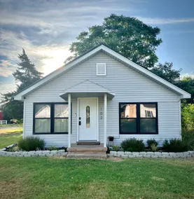 Cozy 2BR Home • Central to Lawton & Chickasha - Image 2