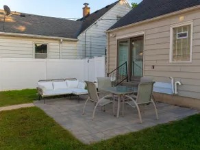 Cozy Pet Friendly Home w/ Private Yard & King Bed - Image 4