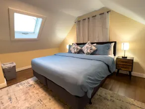 Cozy Pet Friendly Home w/ Private Yard & King Bed - Image 3