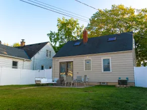 Cozy Pet Friendly Home w/ Private Yard & King Bed - Image 5