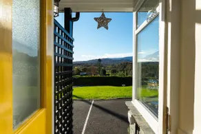 SMITHY COTTAGE, romantic, with a garden in Ambleside - Image 5