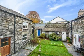 SMITHY COTTAGE, romantic, with a garden in Ambleside - Image 4