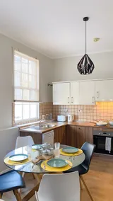 Main street with roof terrace, spacious, bright! - Image 3