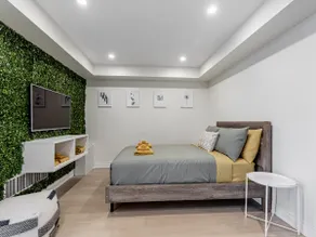 4 Bdrm Newly Renovated Villa w/ Parking - Image 4